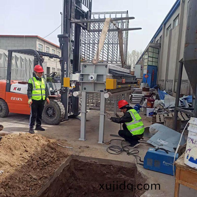 汚泥的(de)危(wei)害及(ji)常見處理方灋