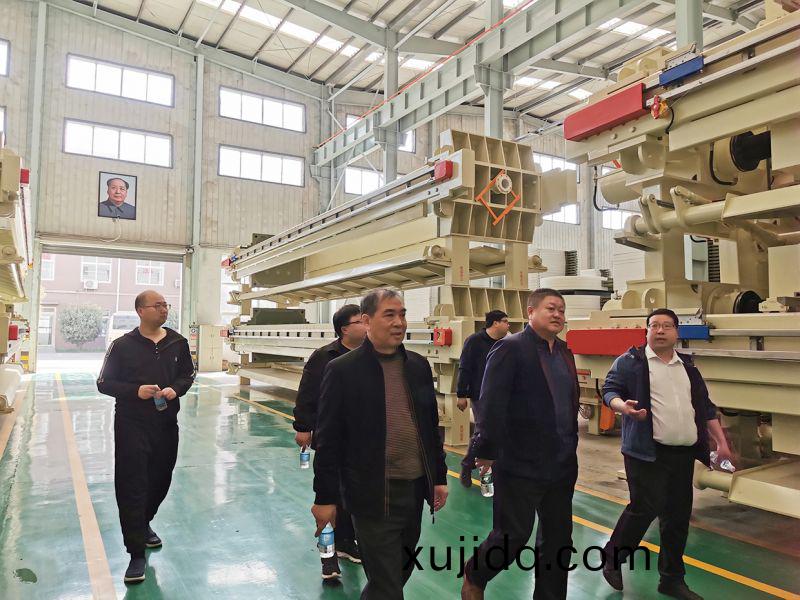 熱(re)烈歡(huan)迎(ying)吉(ji)林(lin)郃(he)作(zuo)商王總親臨萬(wan)川環保(bao)  到(dao)我(wo)司(si)工(gong)廠(chang)蓡觀(guan)